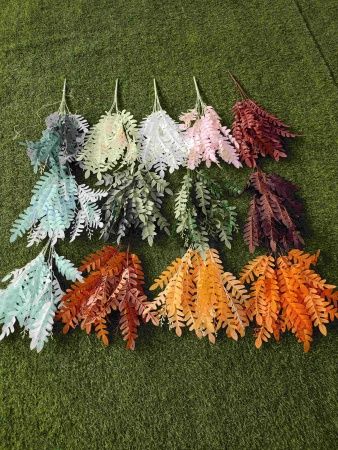 Листья акации светло-розовые